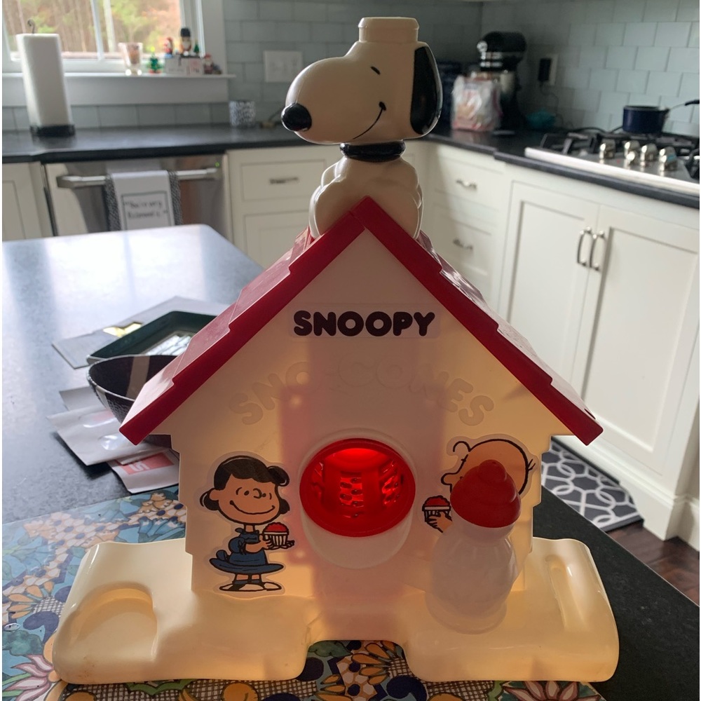 Snoopy snow cone maker